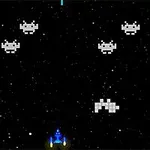 Nave spațiale pixelate și o navă albastră la bază pe un fundal stelar negru