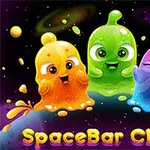 Trei creaturi gelatinoase colorate, una portocalie, una verde și una violet, zâmbesc pe un fundal cosmic, iar cea violet ține un semn pe care scrie Play with us!