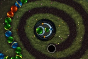 Bile colorate dispuse într-o spirală pe o cale verde, cu o gaură neagră în partea de jos