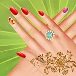 Două mâini încrucișate cu unghii colorate și modele decorative, un inel cu piatră albastră și un tatuaj cu henna pe piele, pe un fundal verde