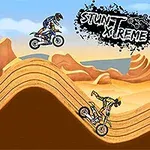Trei motocicliști fac cascadorii pe un traseu ondulat în deșert, cu logo-ul Stunt Xtreme în colțul din dreapta sus