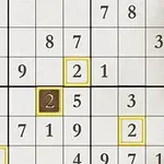 Tabel de Sudoku cu unele celule evidențiate în galben și o celulă centrală evidențiată cu maro