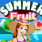 O femeie cu pălărie de plajă bea un cocktail lângă mare, cu fructe și elemente de vară pe fundal