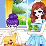 Două tinere anime într-o cafenea, una la masă cu un desert și alta servind băuturi, cu o fereastră mare în fundal