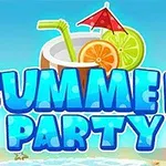 Textul Summer Party în culori albastre, pe un fundal de plajă cu mare, soare, umbrelă și băutură cu felii de lămâie și portocală