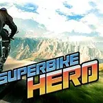 Un motociclist pe o șosea sinuoasă în fața unor munți, cu textul SUPERBIKE HERO în prim-plan