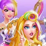 Trei femei stilizate, cu păr colorat vibrant, se aranjează și își fac selfie pe fundal violet