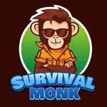 Maimuță animată cu ochelari de soare și brațele încrucișate, purtând o eșarfă portocalie, pe fundal verde, cu textul Survival Monk