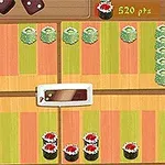 Un aranjament de role de sushi variate pe o suprafață cu dungi colorate, alături de un afișaj digital de puncte