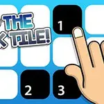 Un deget care atinge un pătrat negru numerotat pe un fundal albastru cu textul TAP THE BLACK TILE!