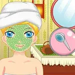 O persoană cu un prosop înfășurat pe cap și o mască verde de față, aflată într-o cameră decorată cu mobilier și un oglindă rotundă