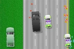 Mașini de poliție în urmărirea unei camionete negre pe o autostradă cu mai multe benzi, lângă o zonă verde