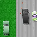 Mașini de poliție în urmărirea unei camionete negre pe o autostradă cu mai multe benzi, lângă o zonă verde