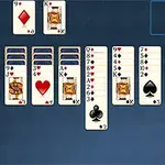 Ecranul jocului de solitaire cu un design albastru, arată cărți aranjate parțial dezvăluite în coloane și două cărți în partea stângă sus