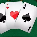 Trei cărți de joc de culoare roșie și neagră pe o masă verde, reprezentând ași
