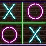 Desene neon colorate pe un fundal de cărămidă, cu literele VEGAS pe verticală în partea dreaptă și simboluri X și O într-o grilă
