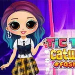 O păpușă cu ochi mari, păr colorat și îmbrăcăminte de modă stă pe un podium, cu textul „Tic Toc Catwalk #Fashion” lângă ea