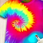 Tricou colorat tie-dye în spirală, în nuanțe de curcubeu, cu un recipient de vopsea în colț