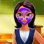 Femeie animată cu mască facială purpurie, stând într-o sală de clasă