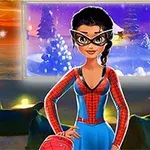 O femeie cu ochelari de super-erou poartă un costum albastru și roșu, stând într-o cameră iluminată difuz, cu un ecran afișând peisaje de iarnă cu brazi înzăpeziți în fundal