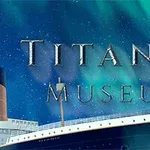 Imaginea prezintă o secțiune a unei nave mari pe un fundal albastru, cu textul Titanic Museum vizibil deasupra