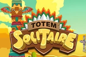 Un totem colorat lângă un semn mare cu textul Totem Solitaire pe un fundal desertic și cer senin