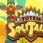 Un totem colorat lângă un semn mare cu textul Totem Solitaire pe un fundal desertic și cer senin