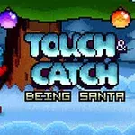 Un Moș Crăciun pixelat ține un cadou albastru lângă un pom de Crăciun, cu beculețe colorate deasupra și textul TOUCH & CATCH BEING SANTA