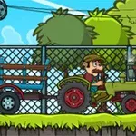 Un personaj desene animat conduce un tractor verde cu o remorcă pe un drum de pământ, pe fundalul unui gard de sârmă și copaci