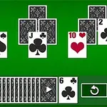 Cărți de joc dispuse pe un fundal verde, cu simboluri de inimă roșie și treflă neagră, alături de icoane de control și un joker
