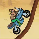 Un bărbat blond pe o motocicletă albastră urcând un deal abrupt într-un peisaj deșertic