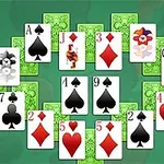 Cărți de joc aranjate într-un model radial pe un fundal verde