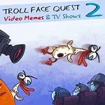 Un personaj animat portocaliu cu față amuzantă, o cameră de filmat și un pui zburând peste trei personaje care par surprinse