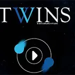 Textul TWINS în alb pe un fundal albastru închis cu două obiecte albastre și un simbol de redare în mijloc