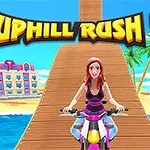 În imagine este o femeie pe o motocicletă pe o rampă de lemn, cu un oraș colorat și plajă în fundal, sub un cer albastru