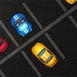 Mașini colorate parcate într-o parcare văzută de sus