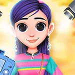 Fată animată cu păr violet ținând o cameră foto și înconjurată de lumini de studio