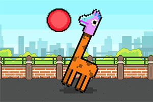 Girafă pixelată cu cap albastru, lovind o minge roșie într-un peisaj urban cu fundal de clădiri și cer albastru