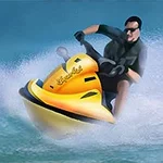 Bărbat conducând un skijet galben pe apă, creând stropi în jur