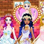 Trei personaje îmbrăcate în rochii elegante stau în fața unui perete colorat, având postere și o figură suplimentară cu o diademă în fundal