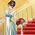 O femeie elegantă într-o rochie albastră deschisă, ținând un buchet de flori, stă lângă o scară decorată cu covor roșu