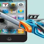 Un ecran de telefon spart este tăiat cu un fierăstrău electric