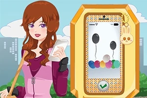 Fată cu păr roșcat ținând un telefon mobil lângă un ecran cu o interfață colorată, pe fundalul unui peisaj urban