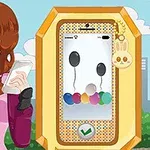 Fată cu păr roșcat ținând un telefon mobil lângă un ecran cu o interfață colorată, pe fundalul unui peisaj urban