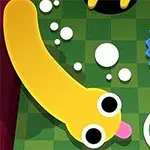 Un vierme galben animat lângă o creatură albastră rotundă cu față de desene animate, pe un fundal verde cu pătrate și bile albe