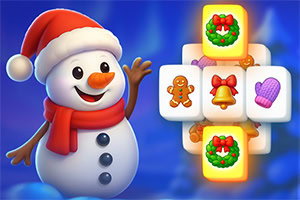 Om de zăpadă cu fular roșu și căciulă de Moș Crăciun lângă o structură de piese ilustrate cu imagini festive