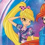 Două personaje animate cu păr lung, blond și roșcat, poartă ținute colorate în carouri, având un fundal stelar