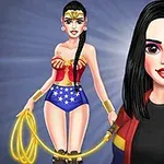 Două personaje feminine desenate, una în costum superhero cu un lasou și alta în haine casual, pe fundal albastru