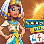 O femeie în haine egiptene antice stă lângă un semn cu inscripția Wonders of Egypt Mahjong și un fundal cu o piramidă și simboluri egiptene