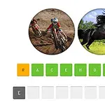 Un motociclist într-o cursă și un cal negru alergând pe un câmp verde, cu un puzzle de cuvinte dedesubt